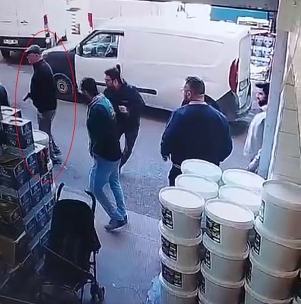 Bayrampaşa’da baba ve oğlu, eski çalışanın iş yerini bastı; iş görüşmesine gelen kişi vuruldu
