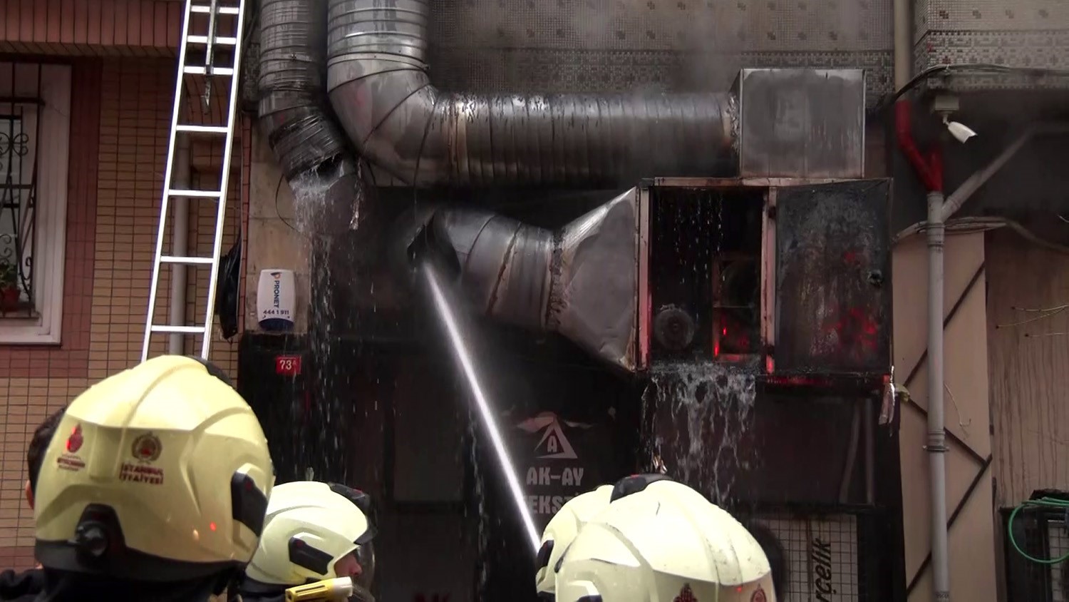 Bayrampaşa’da bir restoranda çıkan yangın paniğe neden oldu
