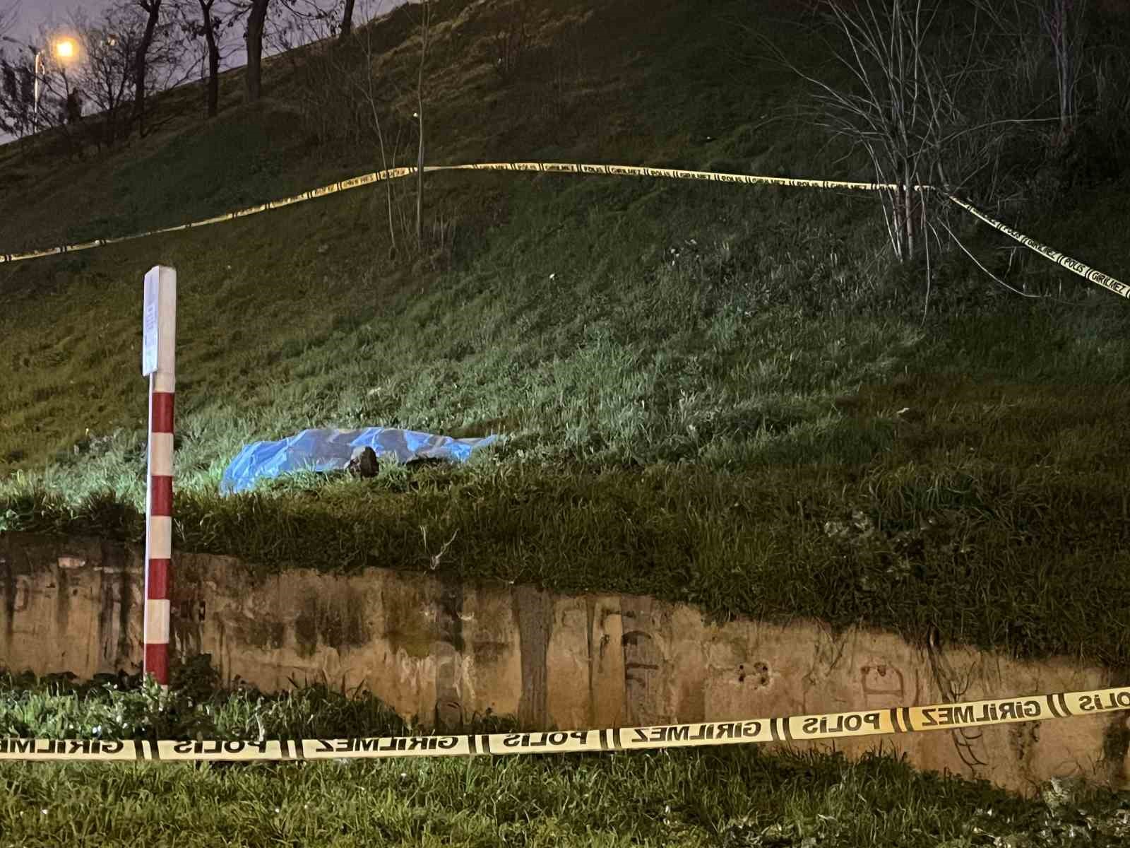 Bayrampaşa’da otoyol kenarında erkek cesedi bulundu
