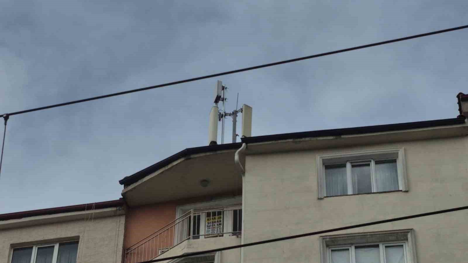 Baz istasyonuna bakım yaparken çatıdan düşen işçi ağır yaralandı
