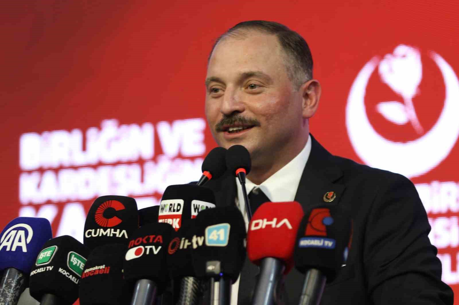 BBP Genel Başkanı Destici, Kocaeli’deki kongrede İsmail Türüt ile sahneye çıkıp türkü söyledi
