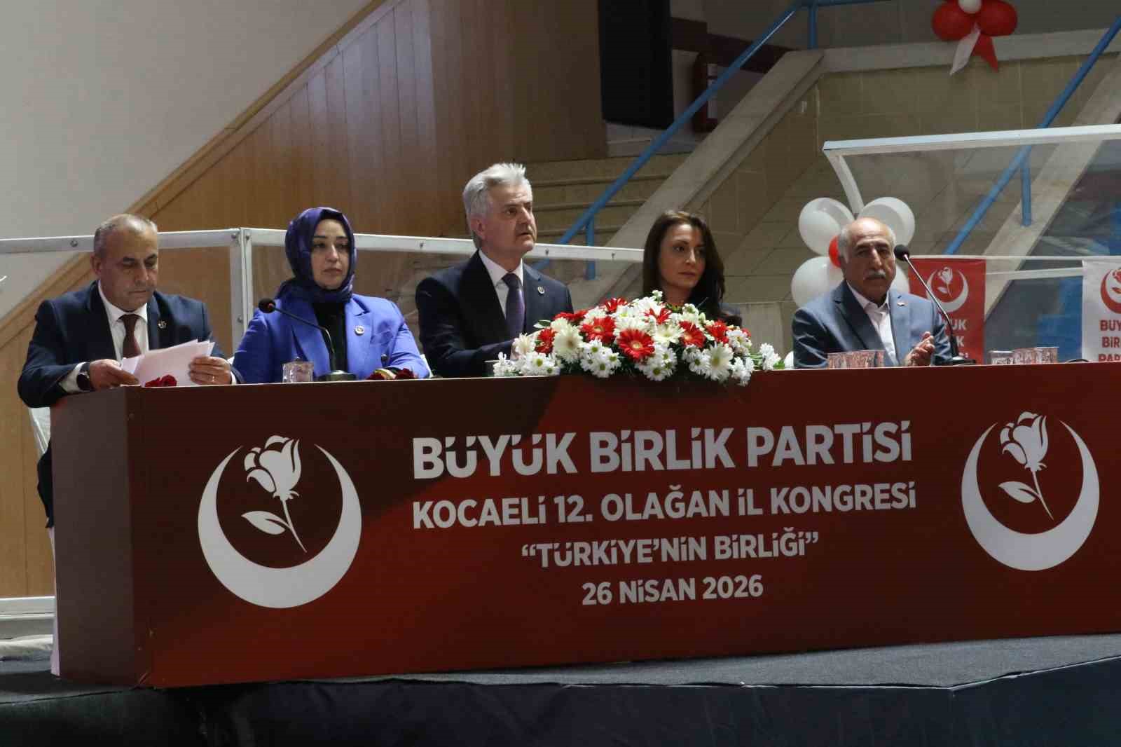 BBP Genel Başkanı Destici, Kocaeli’deki kongrede İsmail Türüt ile sahneye çıkıp türkü söyledi
