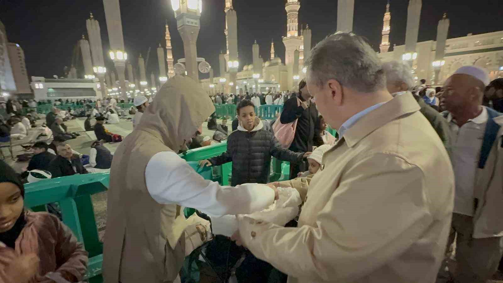 BBP Genel Başkanı Destici, Mescid-i Nebevi’de vatandaşlarla buluştu
