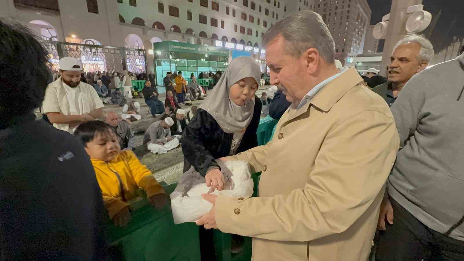 BBP Genel Başkanı Destici, Mescid-i Nebevi’de vatandaşlarla buluştu
