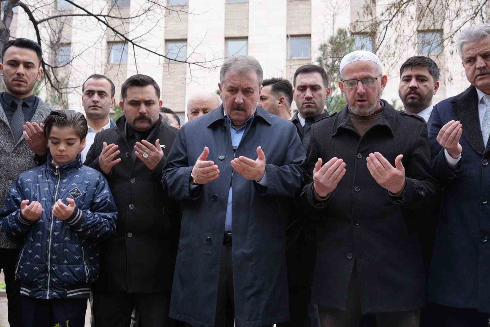 BBP Genel Başkanı Destici, Muhsin Yazıcıoğlu’nun kabrini ziyaret etti
