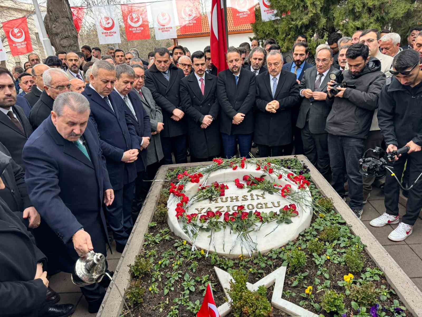 BBP’nin 33’üncü kuruluş yıl dönümünde Muhsin Yazıcıoğlu kabri başında anıldı
