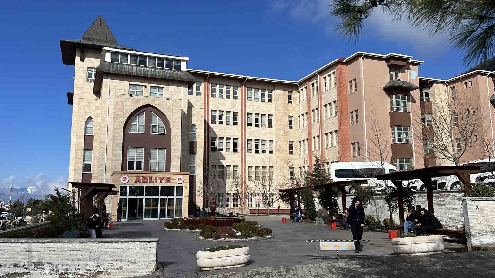 Bebeğe şiddet uygulayan hemşire mahkemede, "Bende bir anneyim çocuğumun bana ihtiyacı var"
Bebeğe şiddet uygulayan hemşire mahkemede, "Bende bir anneyim çocuğumun bana ihtiyacı var"