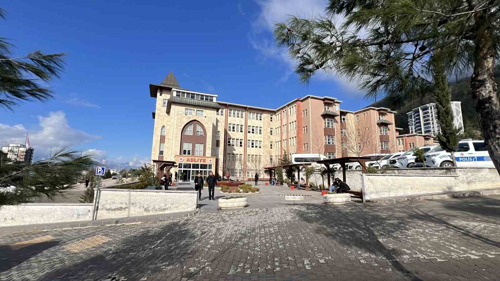 Bebeğe şiddet uygulayan hemşire mahkemede, "Bende bir anneyim çocuğumun bana ihtiyacı var"
Bebeğe şiddet uygulayan hemşire mahkemede, "Bende bir anneyim çocuğumun bana ihtiyacı var"