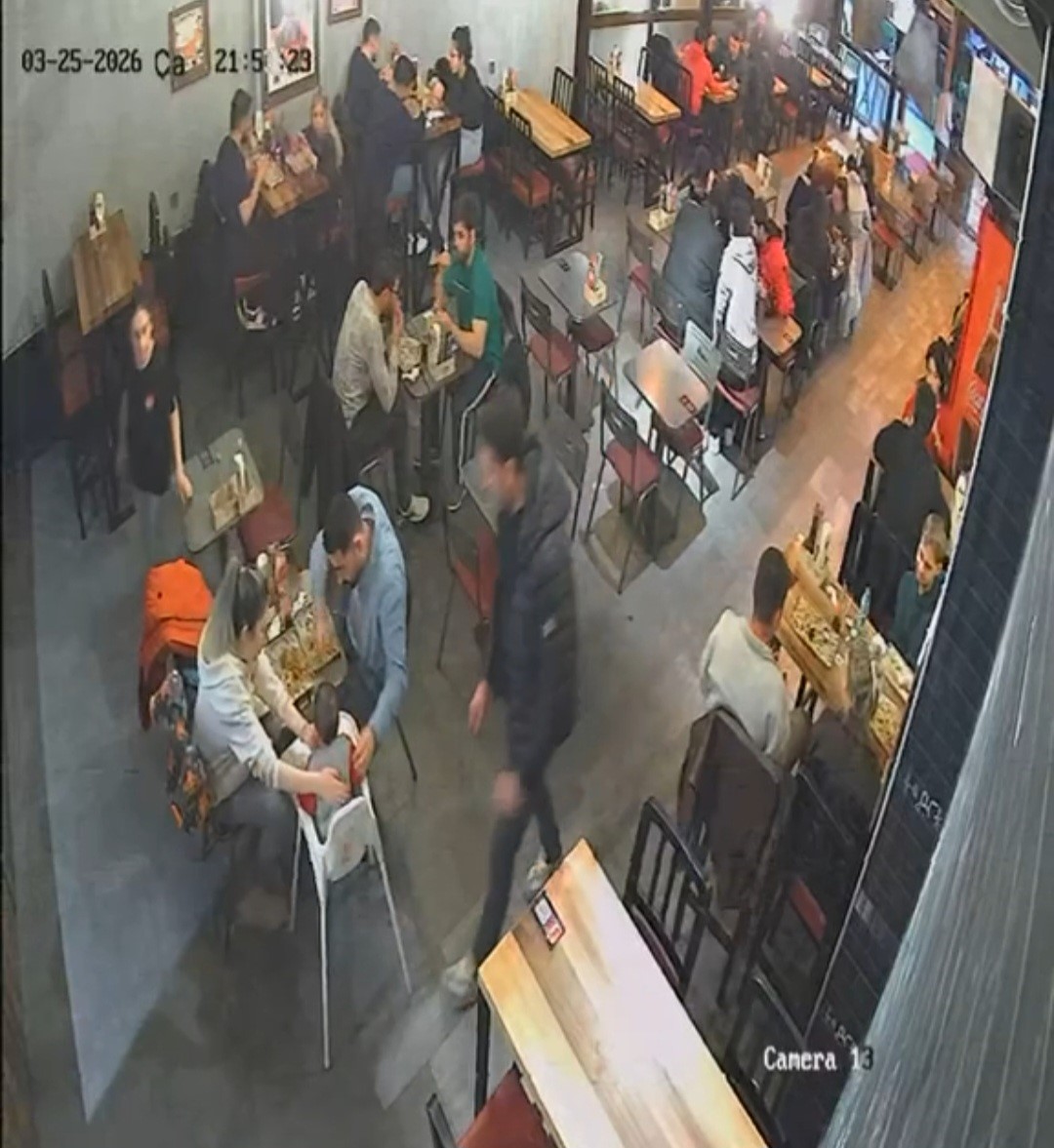 Bebeği Heimlich manevrası ile kurtardı
