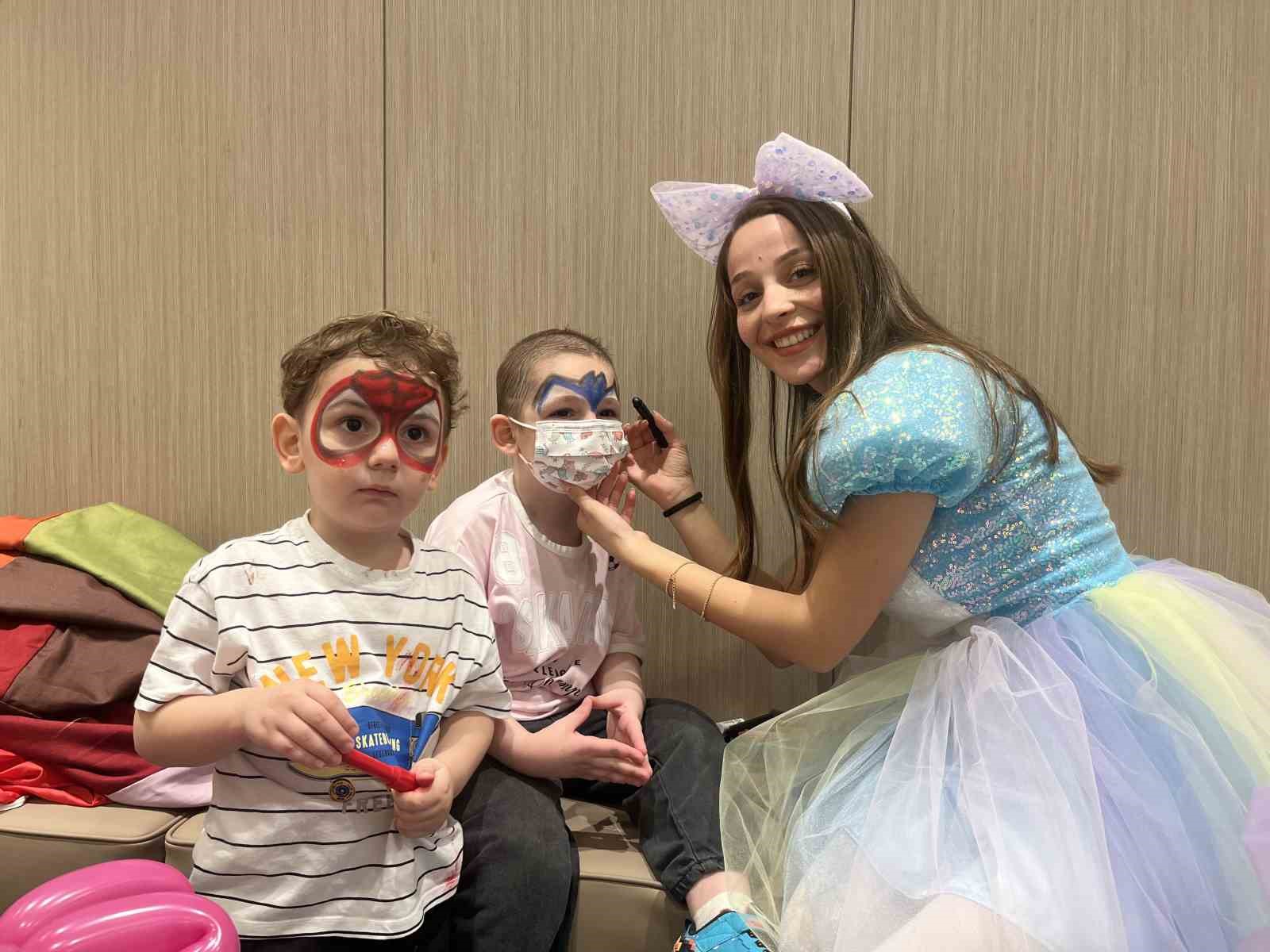 Bebeklikte kansere yakalanan minik kahramanların umut veren zaferi
Bebeklikte kansere yakalanan minik kahramanların umut veren zaferi