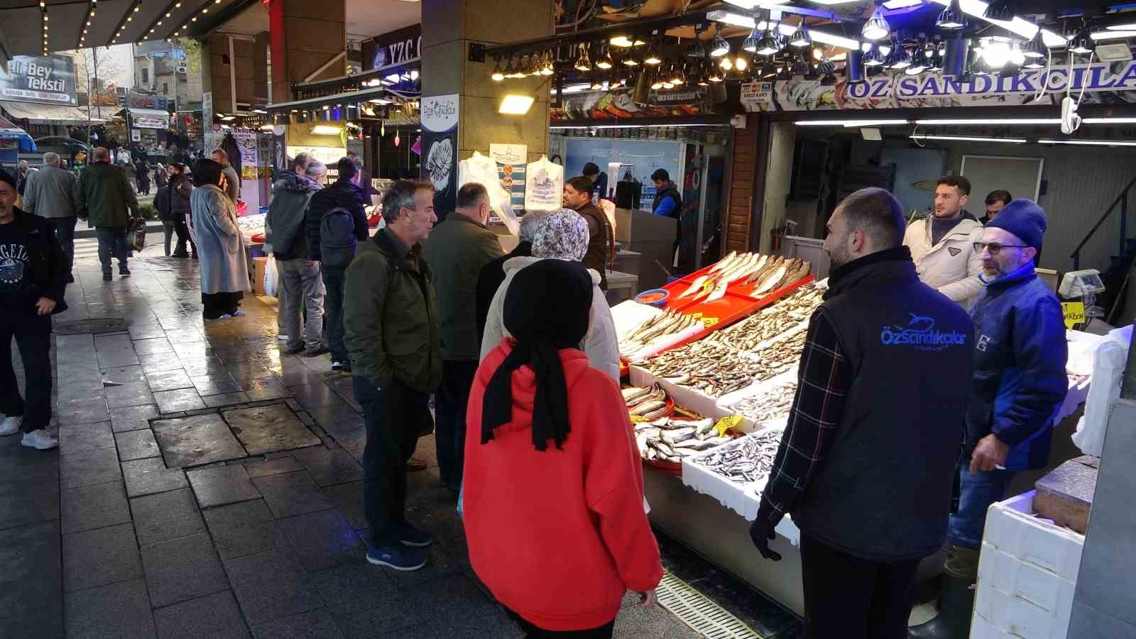 Beklenen Gürcistan hamsisi gelmeyince tezgahlar buzhane hamsisine kaldı
Beklenen Gürcistan hamsisi gelmeyince tezgahlar buzhane hamsisine kaldı