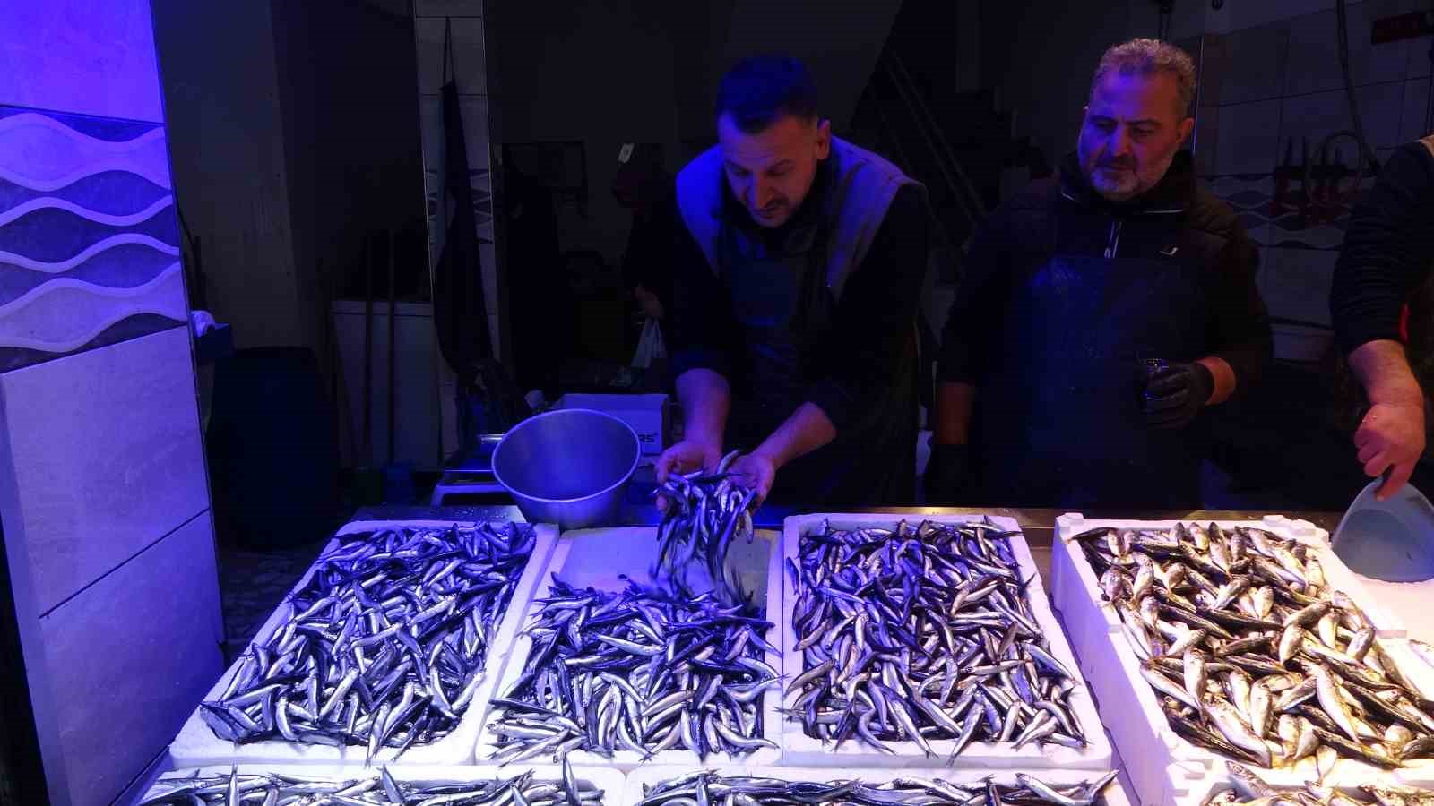 Beklenen Gürcistan hamsisi gelmeyince tezgahlar buzhane hamsisine kaldı
Beklenen Gürcistan hamsisi gelmeyince tezgahlar buzhane hamsisine kaldı