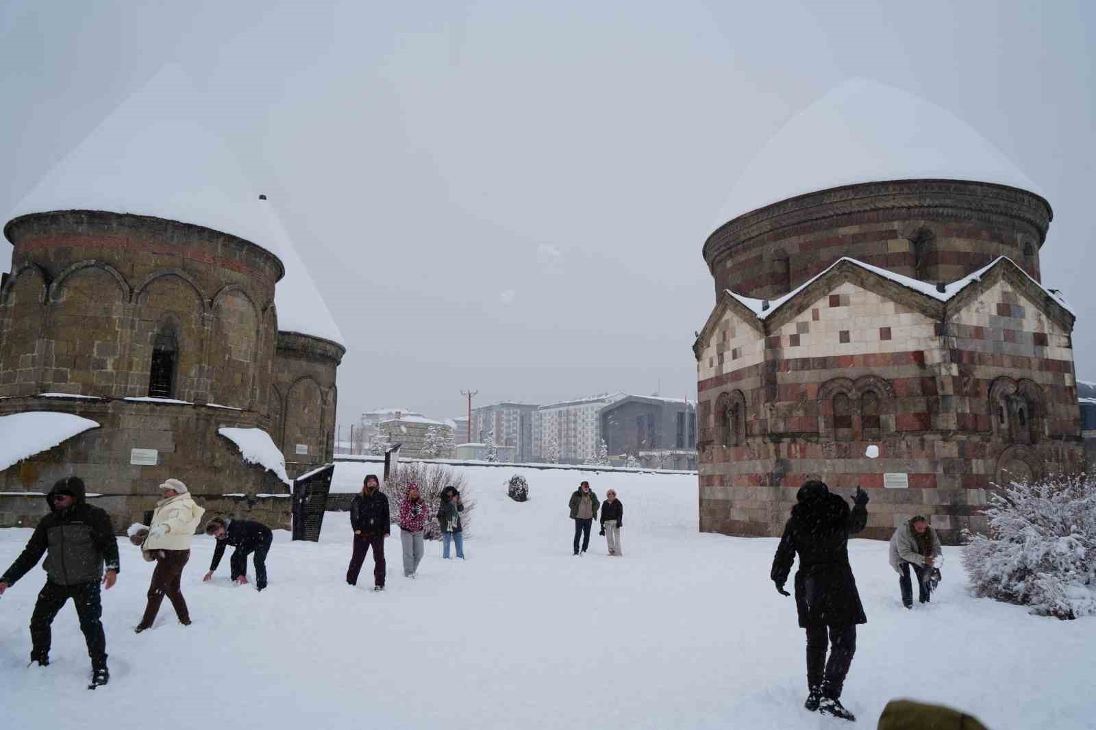 Belçikalı turistler Erzurum’da karda gönüllerince eğlendi
