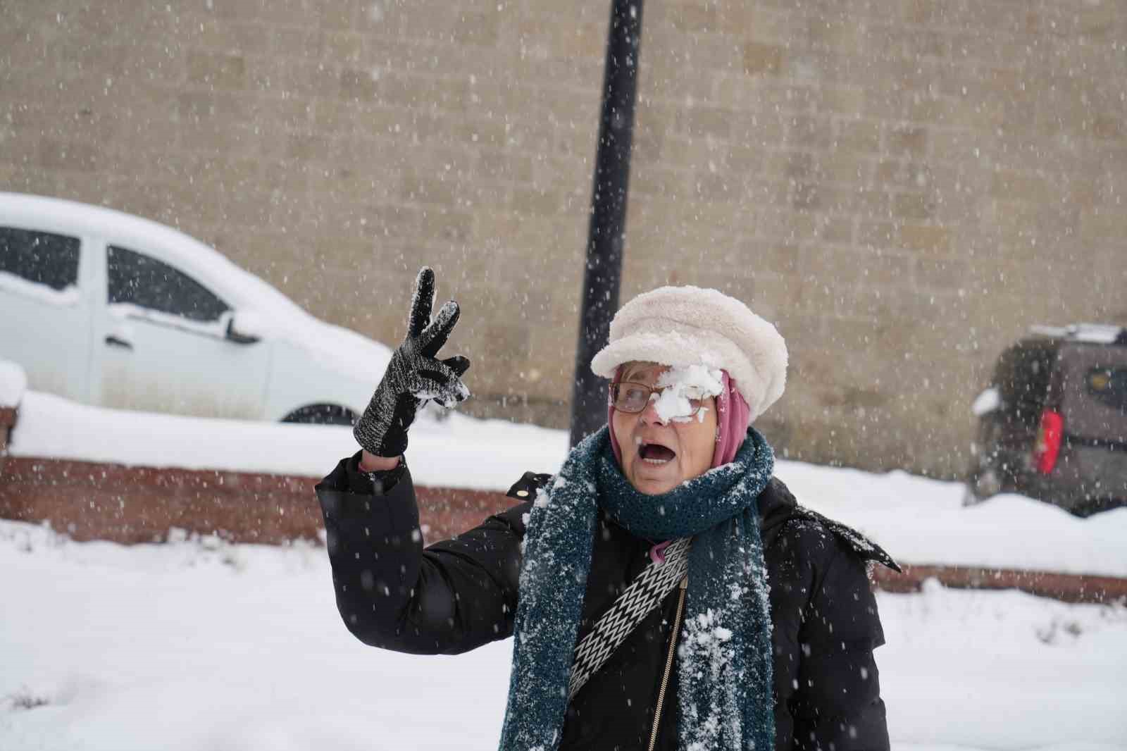 Belçikalı turistler Erzurum’da karda gönüllerince eğlendi
