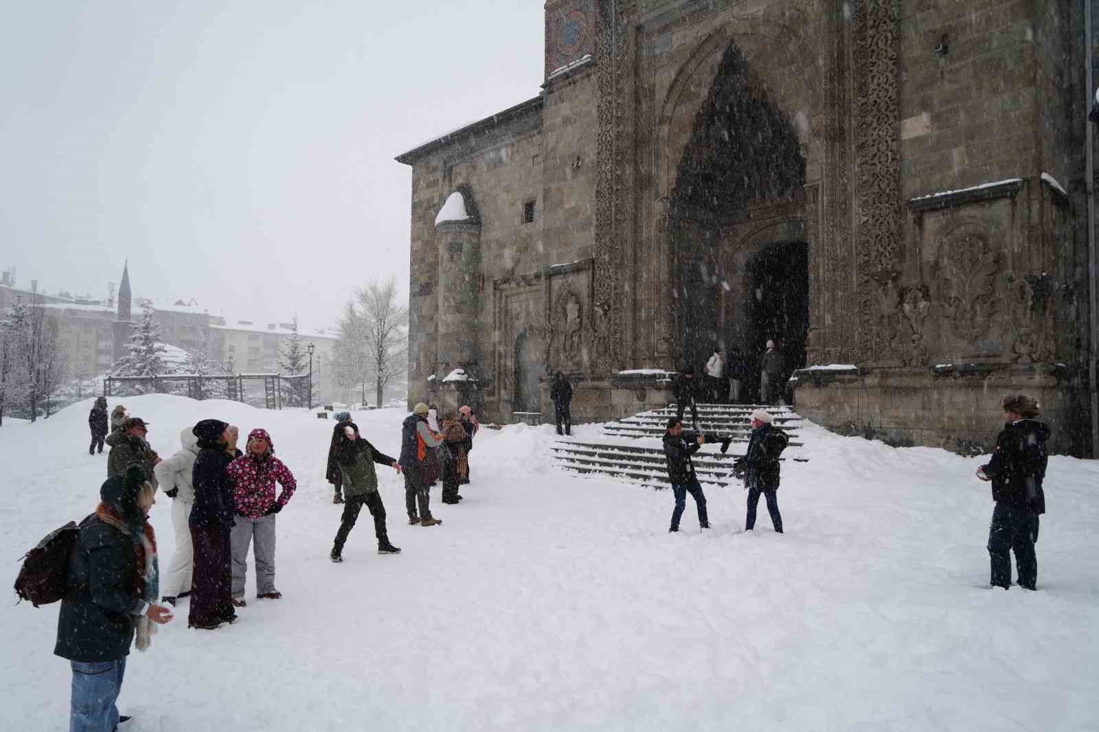 Belçikalı turistler Erzurum’da karda gönüllerince eğlendi
