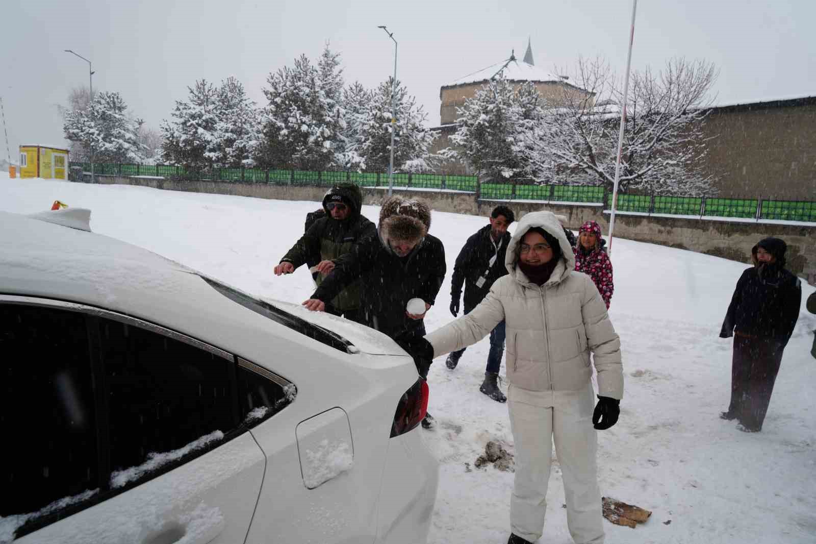 Belçikalı turistler Erzurum’da karda gönüllerince eğlendi
