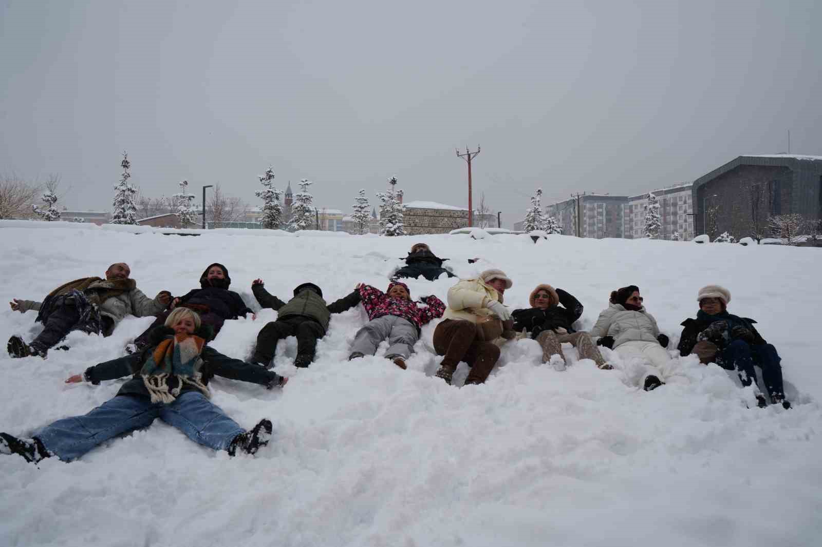 Belçikalı turistler Erzurum’da karda gönüllerince eğlendi
