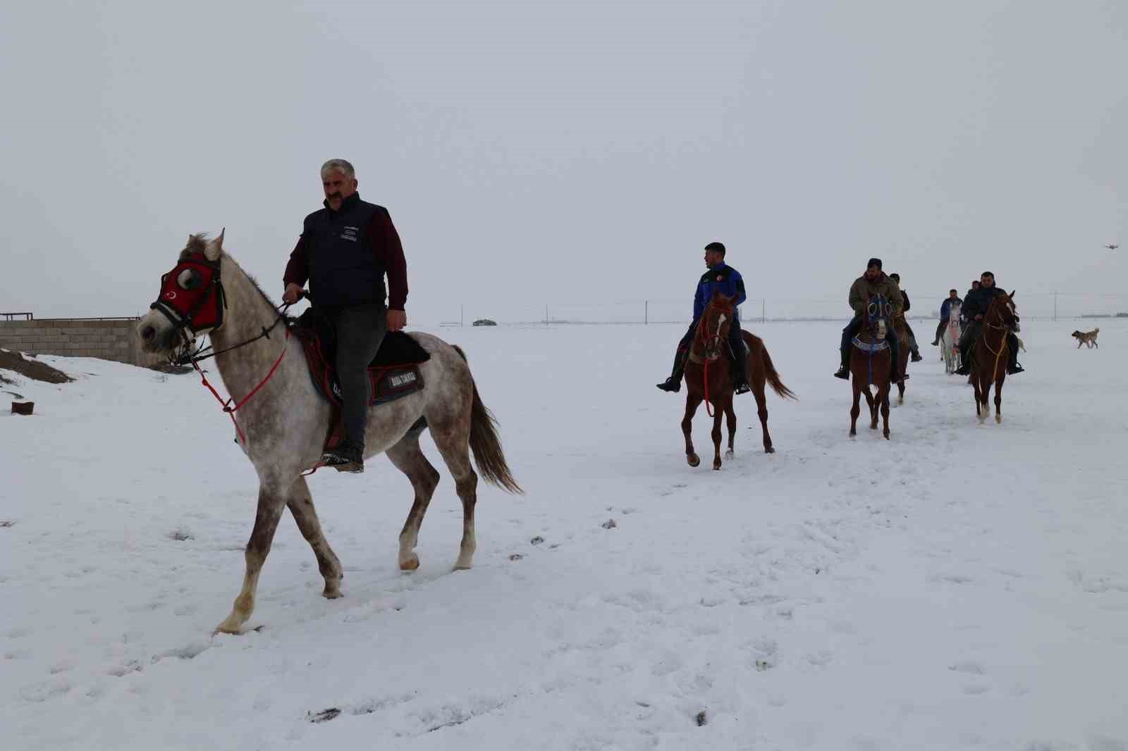 Belediye Başkanı Emrullah Akpunar, at sırtında yaban hayatı için yemleme yaptı
