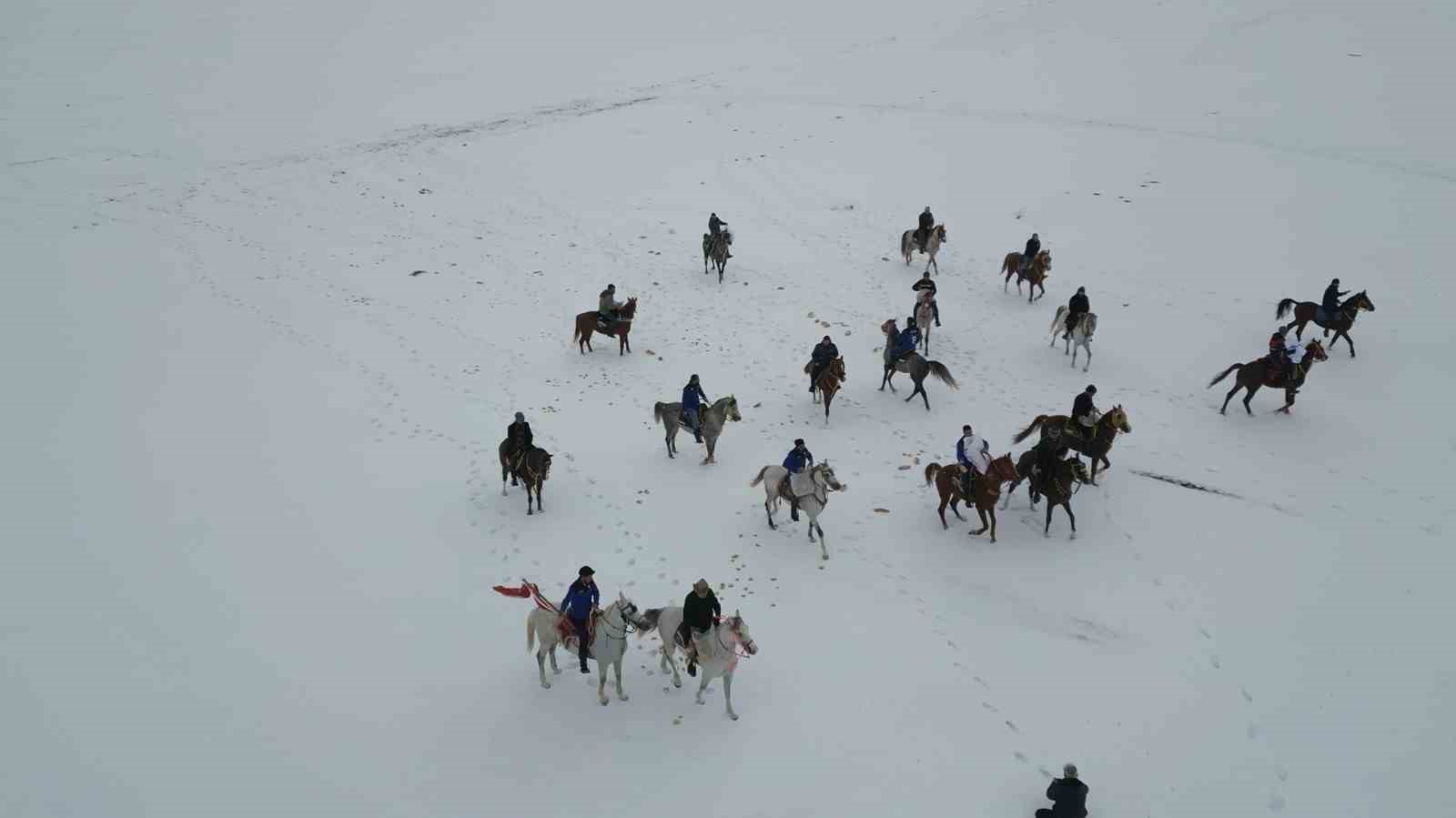 Belediye Başkanı Emrullah Akpunar, at sırtında yaban hayatı için yemleme yaptı
