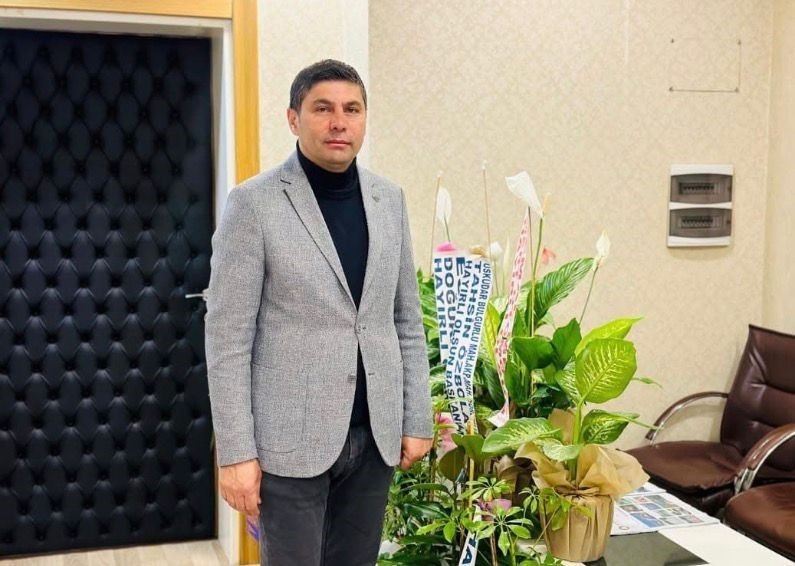 Belediye başkanının sekreterine satırla saldırı: 1 yaralı
