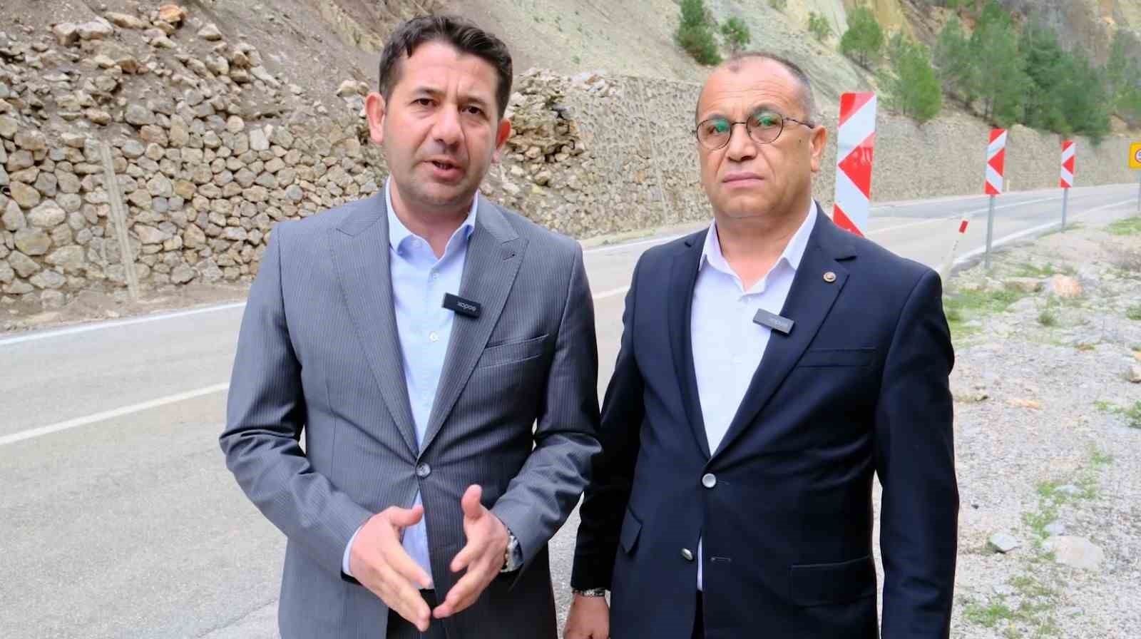 Belediye başkanları, yeni yapılacak tünel projesini yerinde anlattı
Belediye başkanları, yeni yapılacak tünel projesini yerinde anlattı