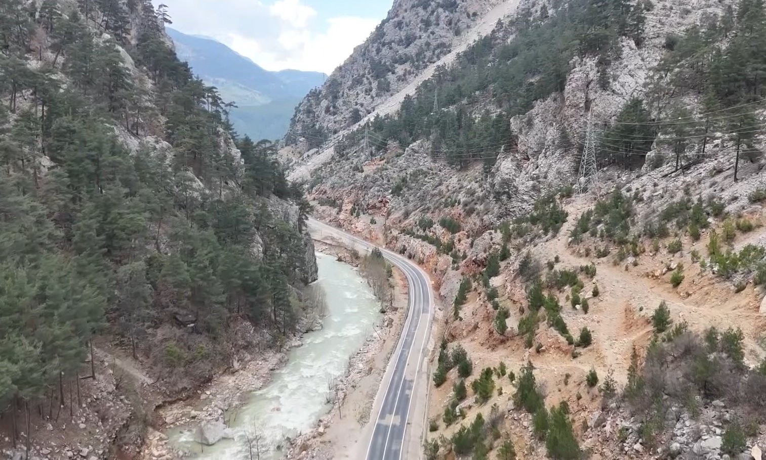 Belediye başkanları, yeni yapılacak tünel projesini yerinde anlattı
Belediye başkanları, yeni yapılacak tünel projesini yerinde anlattı