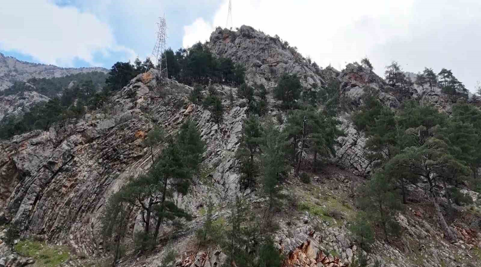 Belediye başkanları, yeni yapılacak tünel projesini yerinde anlattı
Belediye başkanları, yeni yapılacak tünel projesini yerinde anlattı