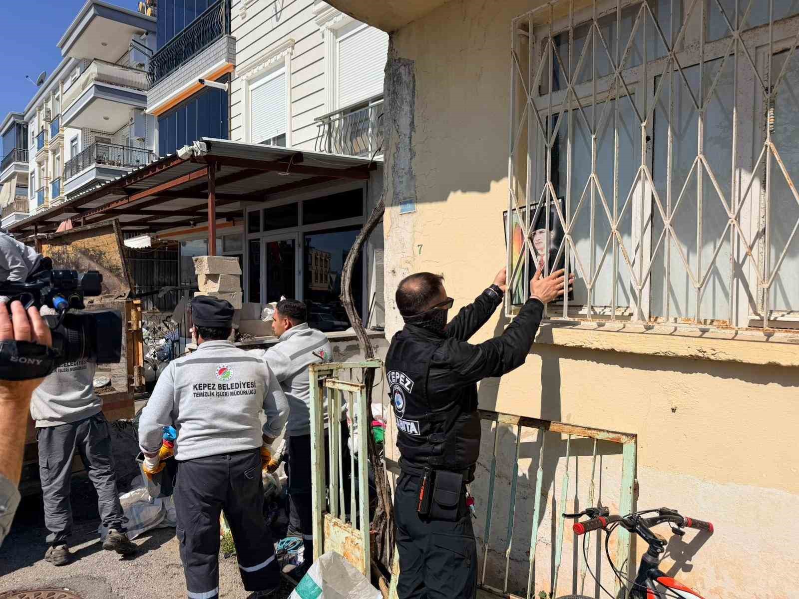 Belediye boşaltıyor, o dolduruyor: Daha önce 2 operasyonda 16 kamyon çöp çıkan evden 4 kamyon daha çöp çıktı
