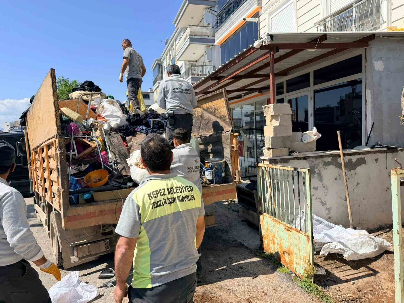 Belediye boşaltıyor, o dolduruyor: Daha önce 2 operasyonda 16 kamyon çöp çıkan evden 4 kamyon daha çöp çıktı
