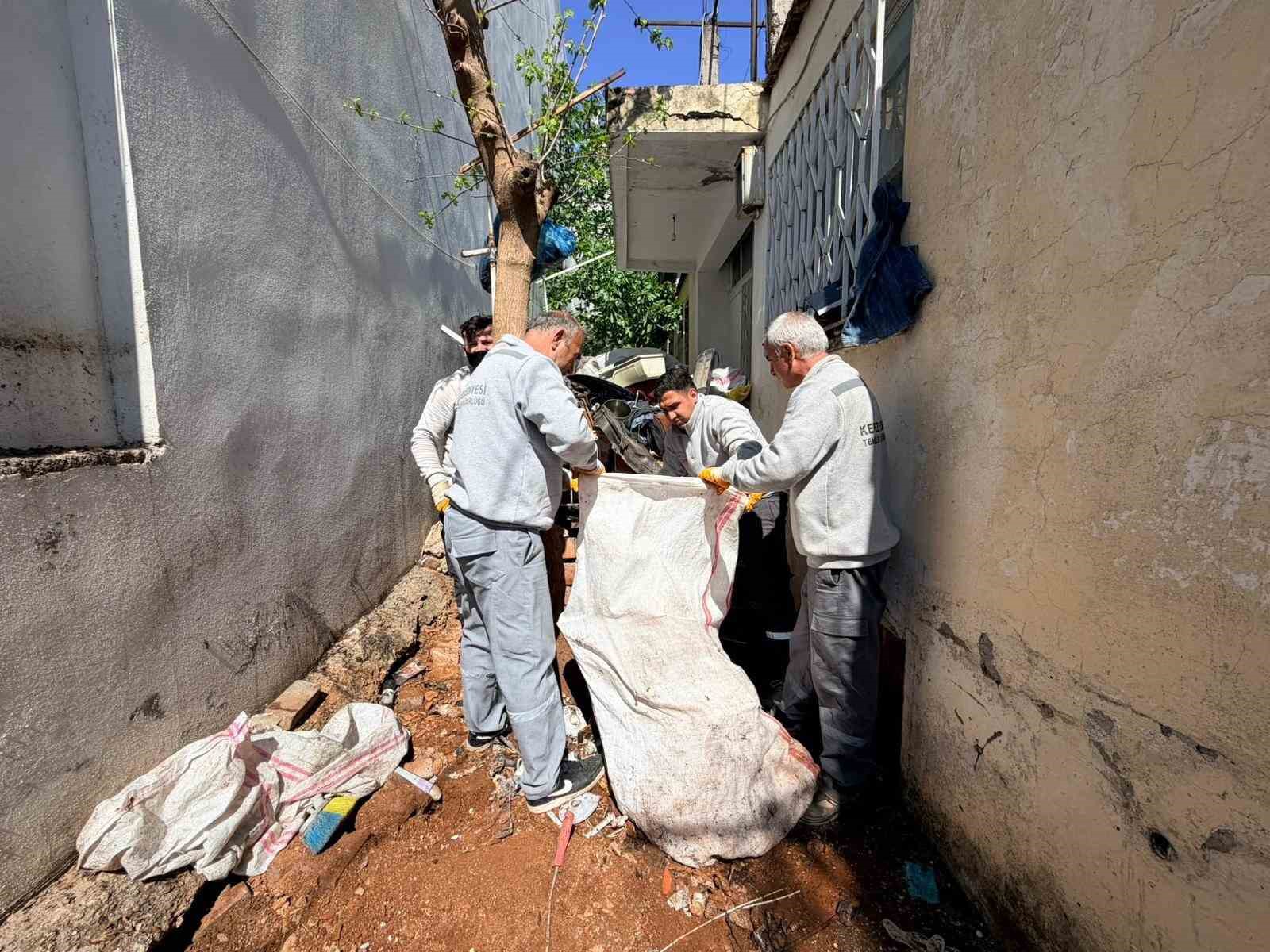 Belediye boşaltıyor, o dolduruyor: Daha önce 2 operasyonda 16 kamyon çöp çıkan evden 4 kamyon daha çöp çıktı
