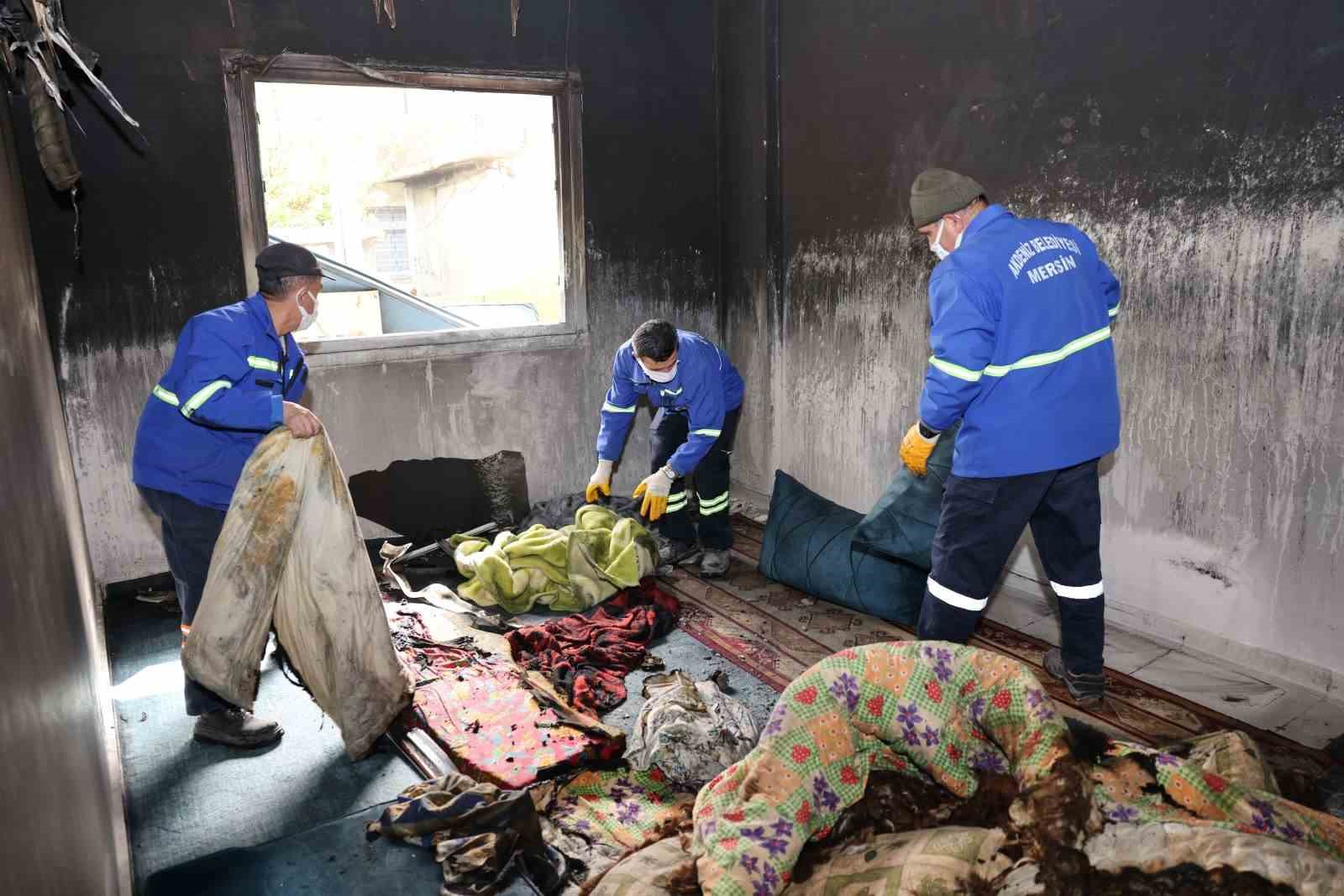 Belediye ekipleri yangının izlerini sildi, değerli eşyaları teslim etti
Belediye ekipleri yangının izlerini sildi, değerli eşyaları teslim etti