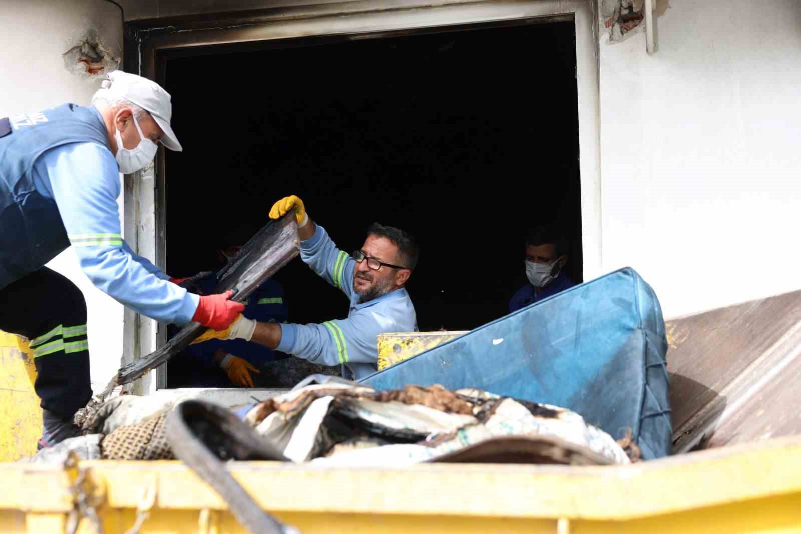 Belediye ekipleri yangının izlerini sildi, değerli eşyaları teslim etti
Belediye ekipleri yangının izlerini sildi, değerli eşyaları teslim etti