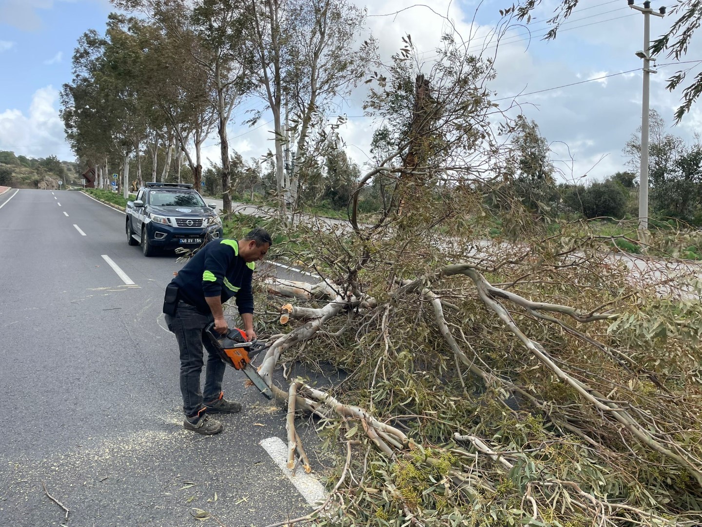Belediye ekiplerinden fırtına ve yağış mesaisi

