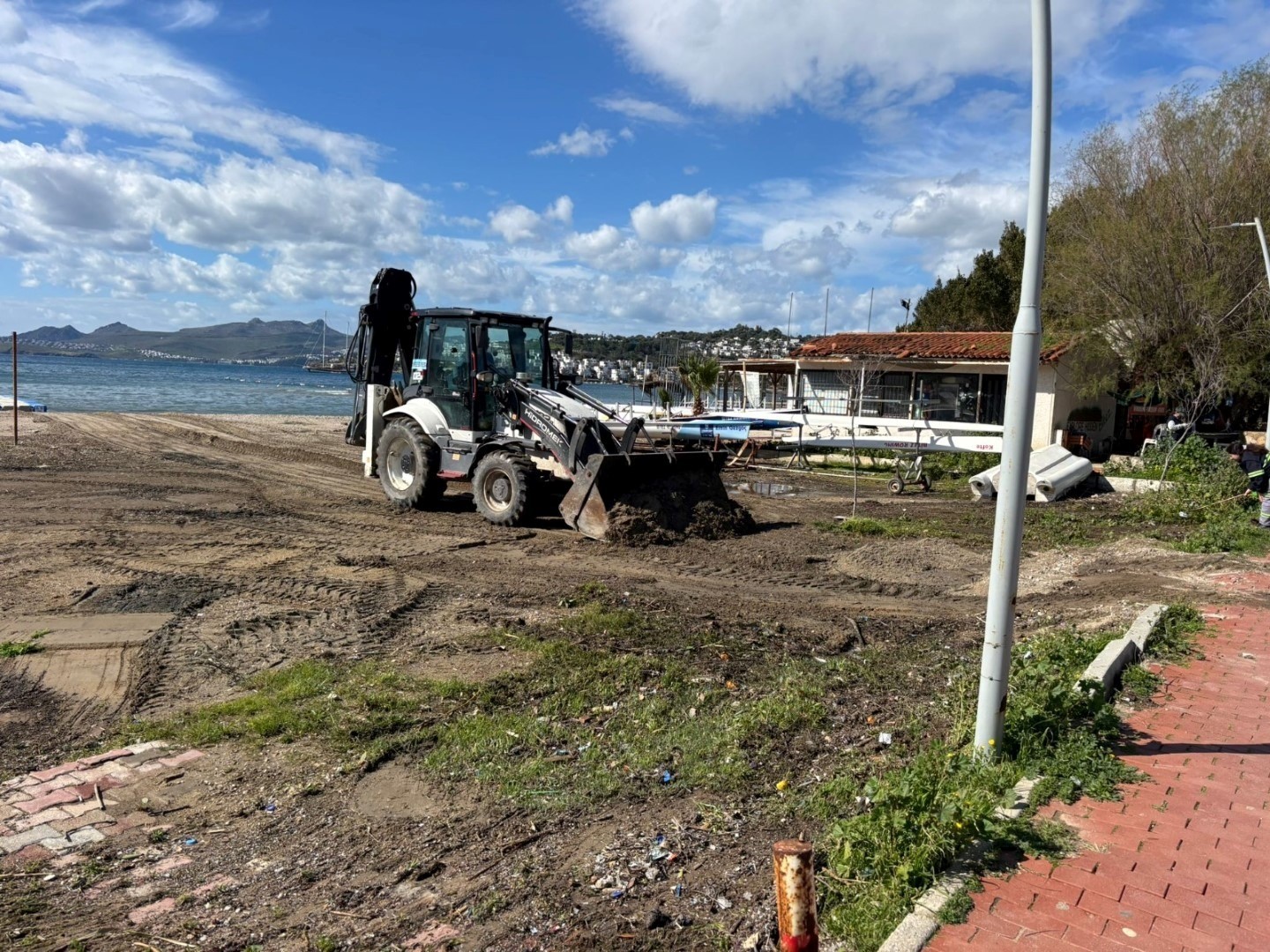 Belediye ekiplerinden fırtına ve yağmur sonrası kapsamlı temizlik
