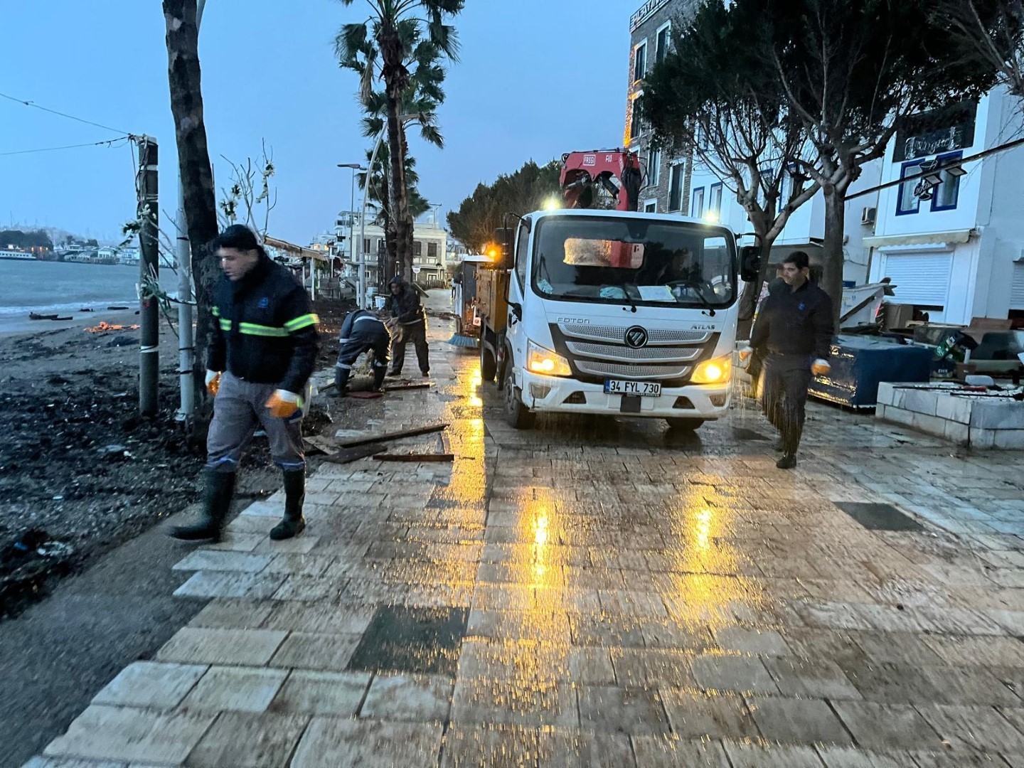 Belediye ekiplerinden fırtına ve yağmur sonrası kapsamlı temizlik
