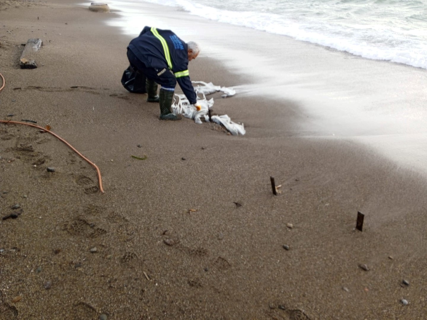 Belediye ekiplerinden fırtına ve yağmur sonrası kapsamlı temizlik
