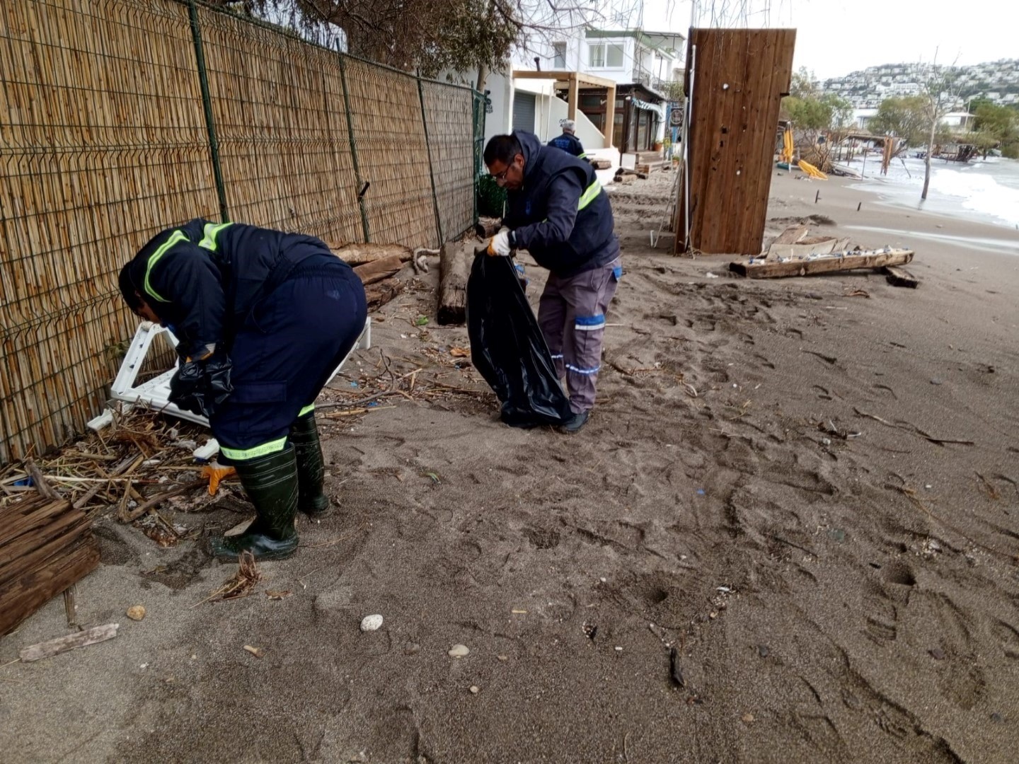 Belediye ekiplerinden fırtına ve yağmur sonrası kapsamlı temizlik
