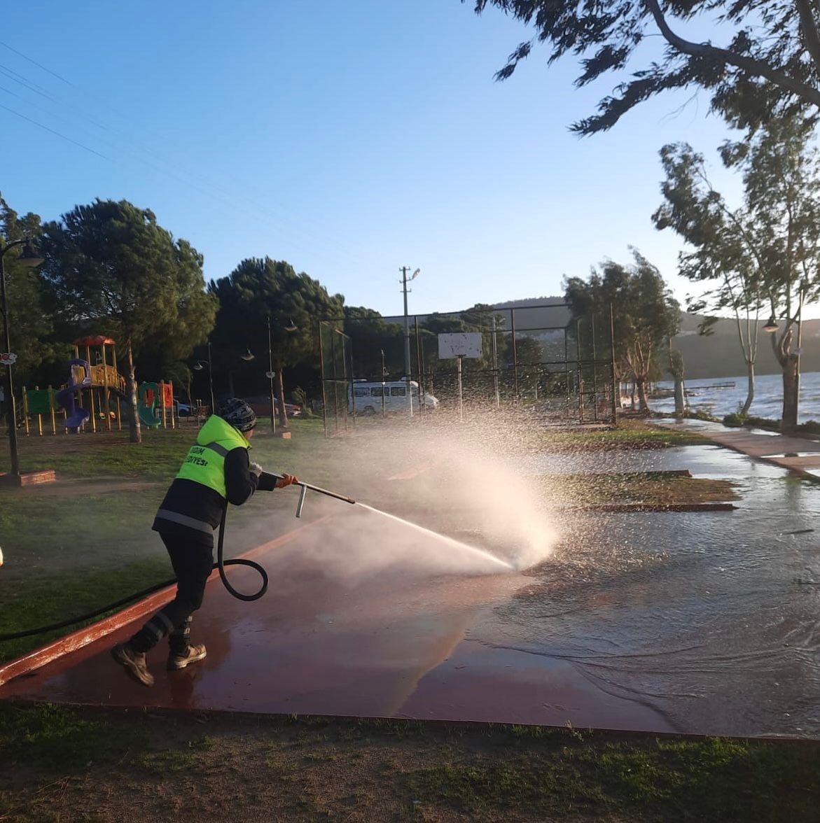 Belediye ekiplerinin Akbük’te çalışmaları sürüyor
