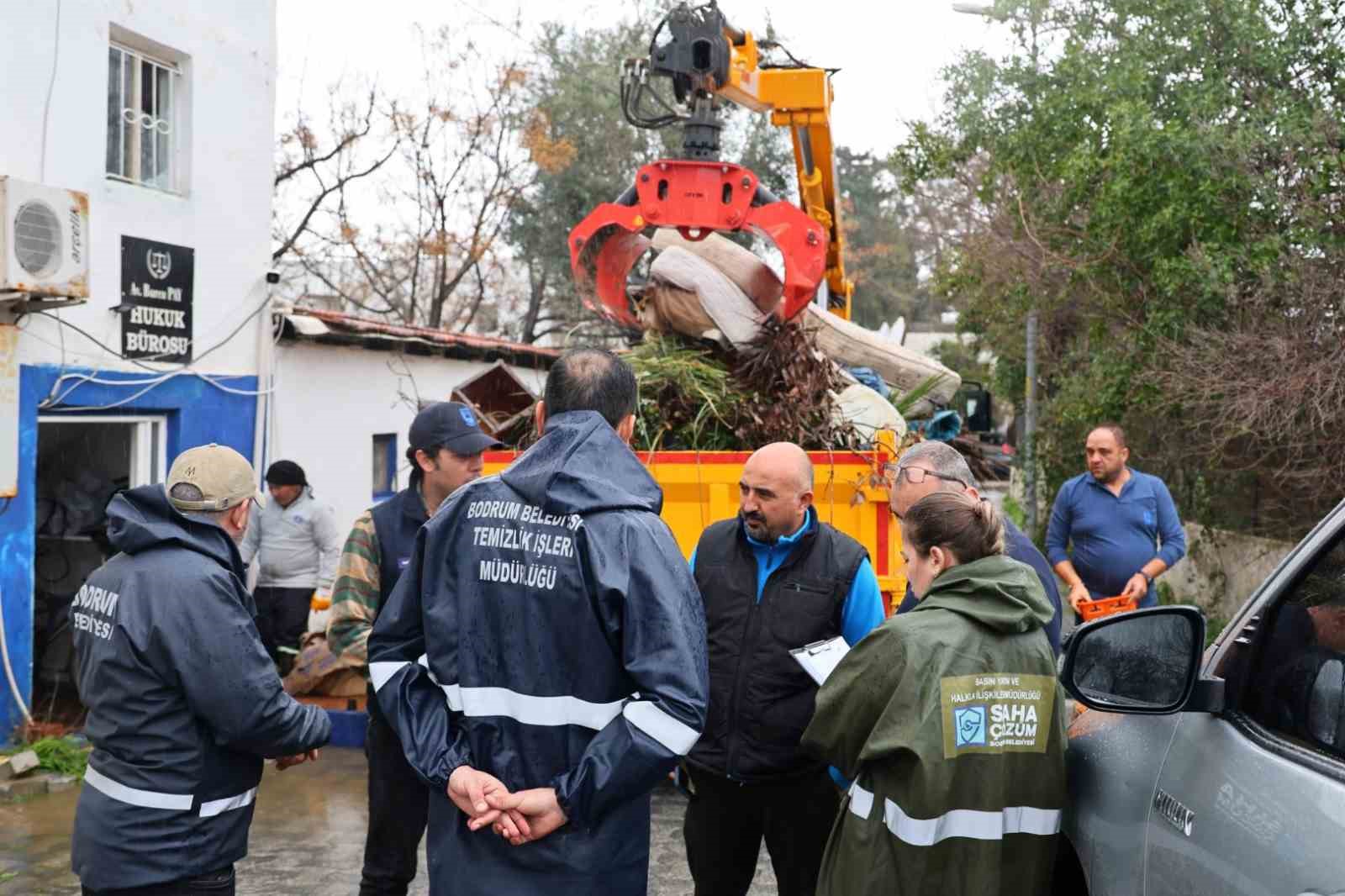 Belediye ekiplerinin yoğun mesaisi sürüyor
