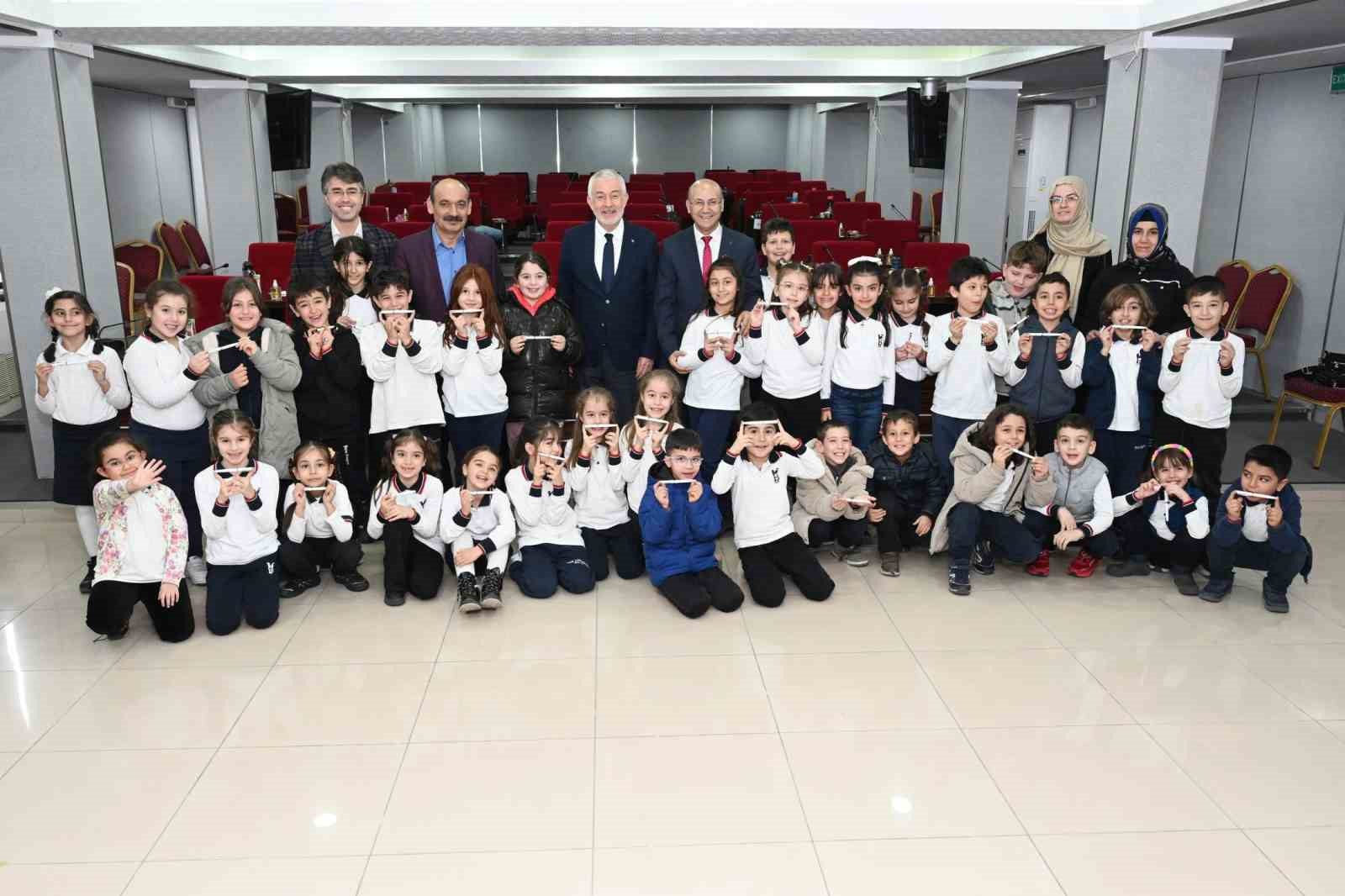 Belediye meclisinde minik misafirler yerel yönetimi yerinde öğrendi
