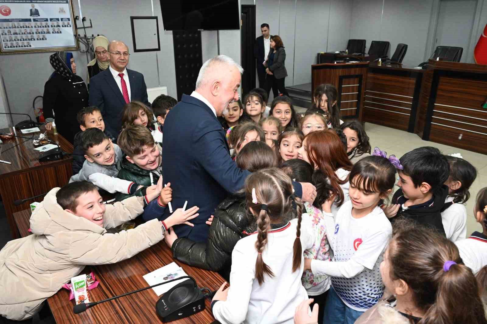 Belediye meclisinde minik misafirler yerel yönetimi yerinde öğrendi
