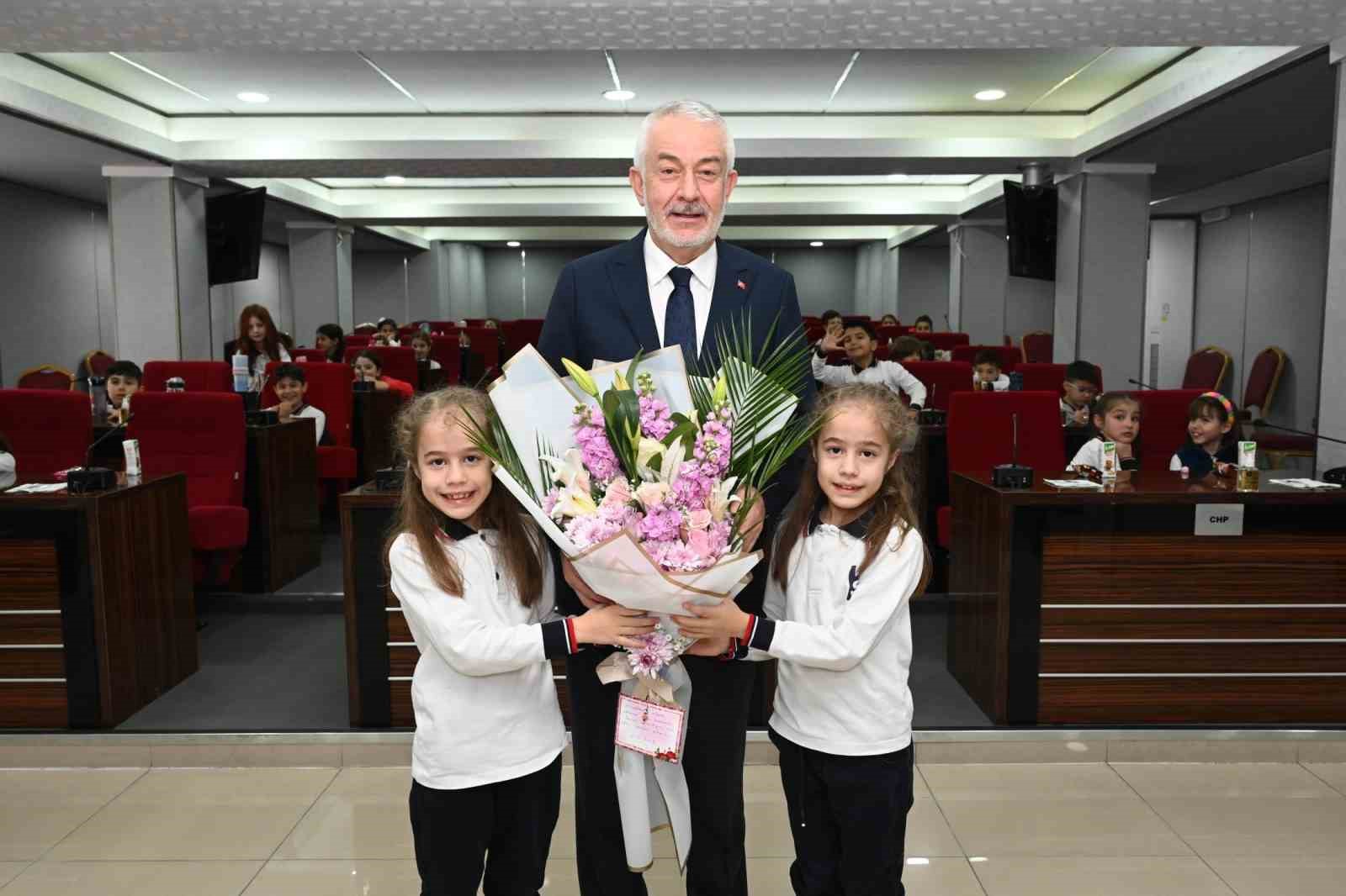 Belediye meclisinde minik misafirler yerel yönetimi yerinde öğrendi
