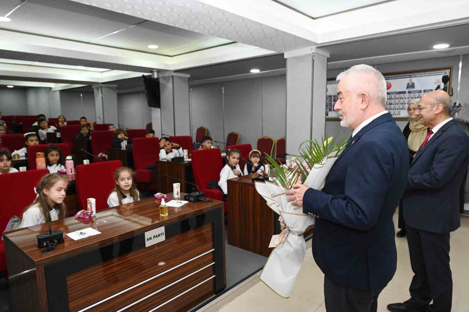 Belediye meclisinde minik misafirler yerel yönetimi yerinde öğrendi
