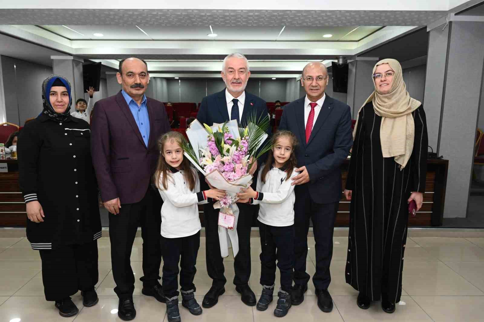 Belediye meclisinde minik misafirler yerel yönetimi yerinde öğrendi
