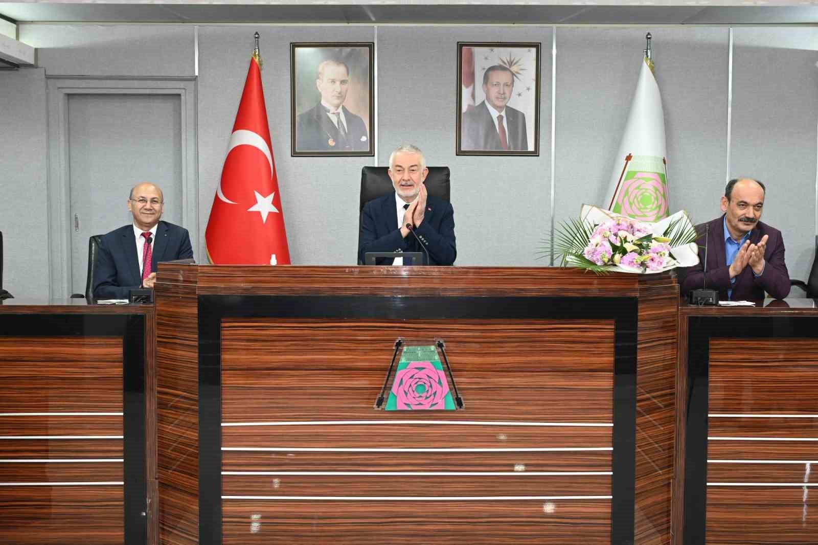 Belediye meclisinde minik misafirler yerel yönetimi yerinde öğrendi
