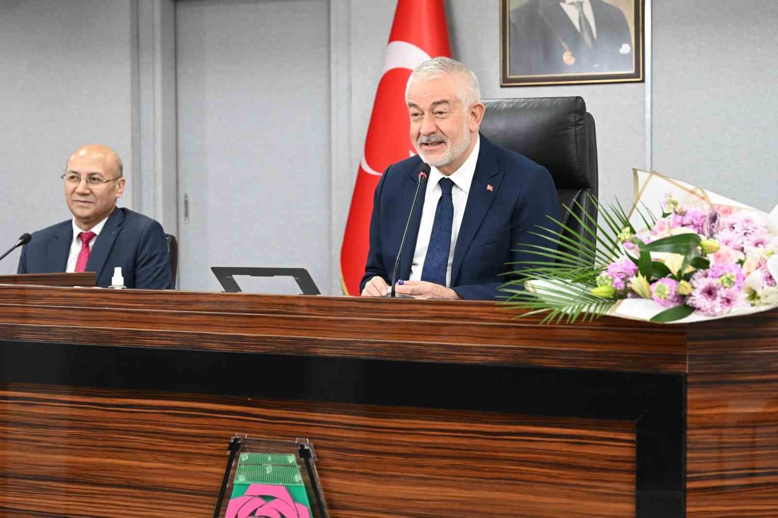 Belediye meclisinde minik misafirler yerel yönetimi yerinde öğrendi
