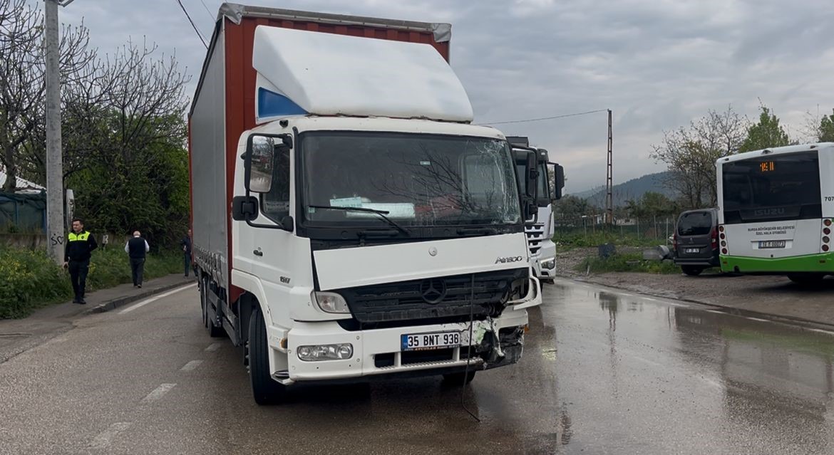 Belediye otobüsü ile nakliye kamyonu çarpıştı: 2 yaralı
