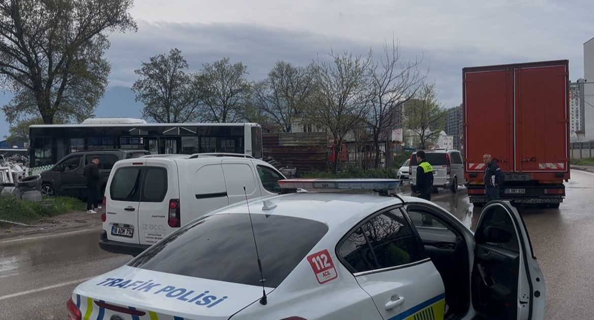 Belediye otobüsü ile nakliye kamyonu çarpıştı: 2 yaralı
