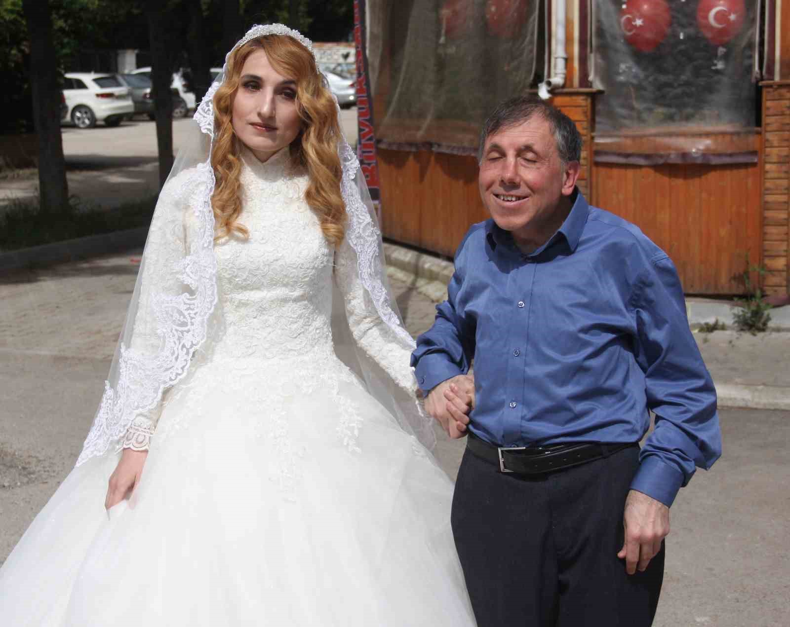 Belediye otobüsünün çarptığı görme engelli öğretmen çift ağır yaralandı
