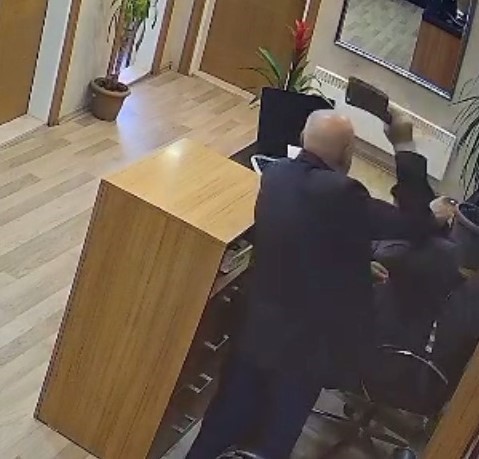 Belediye personeline satırla saldırı anı kamerada
